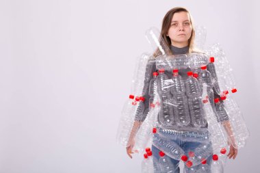 Susuz hasta kadın plastik şişelerde elbiseyle duruyor. Çevre kirliliği sorunu. Kopyalama alanı ile beyaz arka planda doğa çöp çevre koruma kavramını durdurun