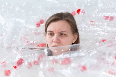 Çevre Koruma, insanlar ve geri dönüştürülebilir plastik kavram - bir yığın plastik şişe oturan çevre felaketi ile ilgili yorgun kadın