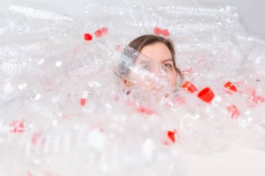 Çevre Koruma, insanlar ve geri dönüştürülebilir plastik kavram - bir yığın plastik şişe oturan çevre felaketi ile ilgili yorgun kadın