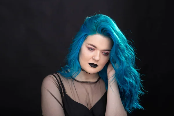 Styl, móda a účes-blízký portrét mladé ženy v černých šatech s modrými vlasy na černém pozadí — Stock fotografie
