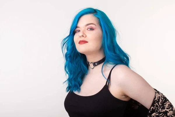 Pessoas e conceito de moda - Jovem mulher com gargantilha e cabelo azul posando sobre fundo branco — Fotografia de Stock