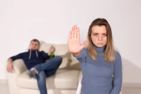 Pessoas, violência doméstica e conceito de abuso - Mulher mostra parar de abusar sinal sobre homens fundo — Fotografia de Stock