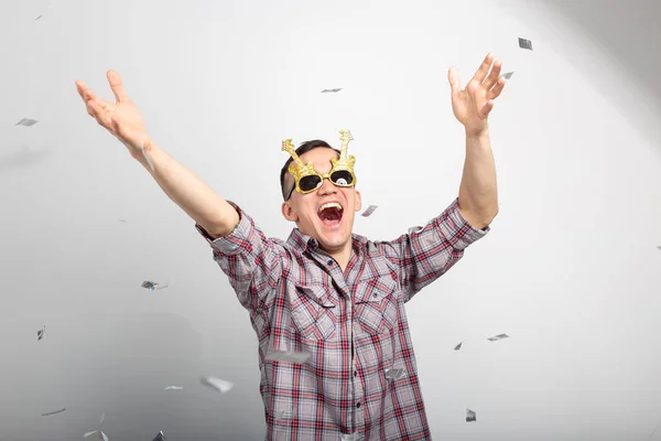 Menschen, Urlaub und Party-Konzept - cooler Mann im karierten Hemd vor weißem Hintergrund mit Konfetti — Stockfoto