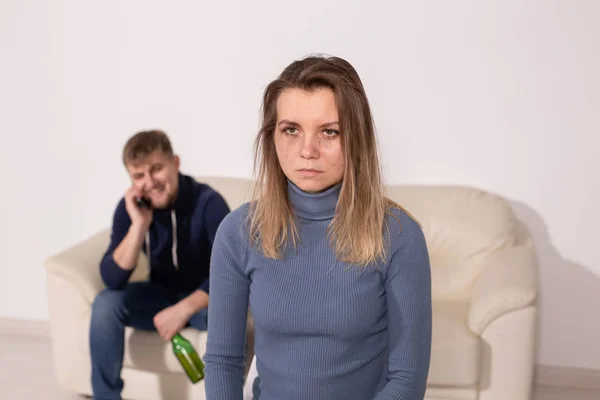 Alkolizm, şiddet ve aile içi şiddet kavramı - sarhoş kocasıyla üzgün kadın — Stok fotoğraf