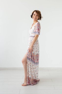 Giyim tasarımcısı ve insan kavramı - beyaz arka plan üzerinde zemin uzunlukta elbise kadın