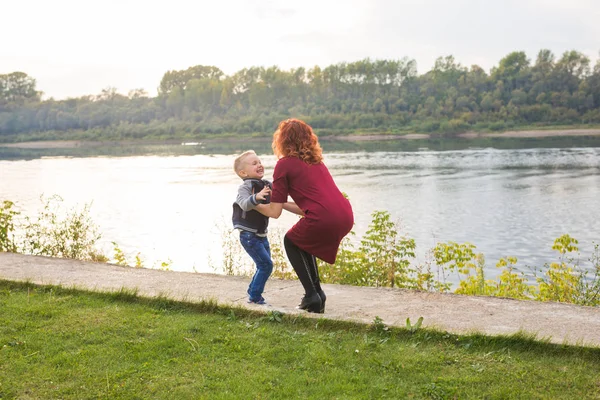 Annelik ve çocuk kavramı - oğlu anneler kollarına çalışır