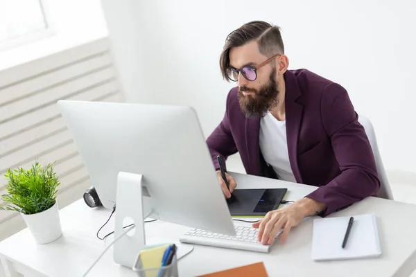 Concepto de personas y tecnología - Vista de bajo ángulo de un artista vestido con chaqueta púrpura dibujando algo en la tableta gráfica — Foto de Stock