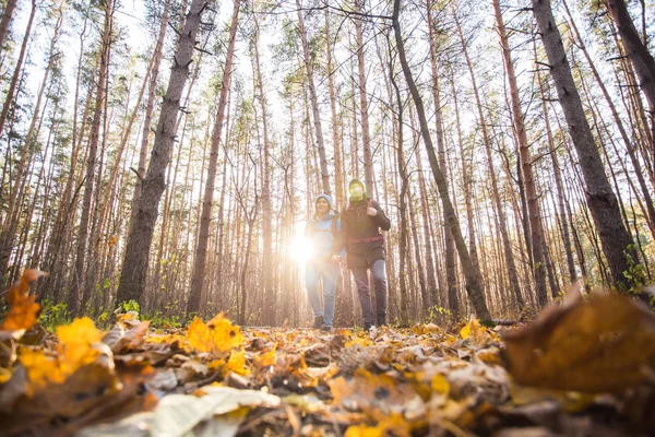 Avonturen, toerisme en natuur concept - lage-hoek schot van wandelen wandeling paar op afstand — Stockfoto