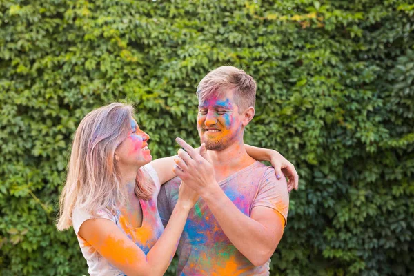 ホーリー、友情 - 若者のホーリー祭で色と一緒に遊んでのお祭り — ストック写真