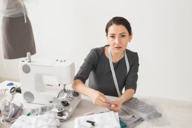 Terzi, terzi ve yaratıcı kavramı - moda tasarımcısı beyaz arka plan üzerinde dikiş makinesi ile portresi