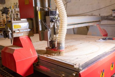 mobilya fabrikası, Küçük Ölçekli Şirketler, iş konsepti - Elektrikli fırça üzerine ahşap Kazık