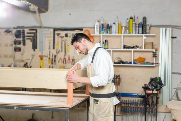 Pequeñas empresas, producción de muebles, negocios y concepto de personas - hombre trabajando en la fábrica —  Fotos de Stock