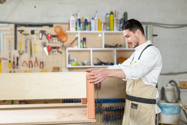 Meubelfabriek, kleine bedrijven, Business concept-man worker bij de meubelproductie — Stockfoto