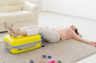 Gezi, seyahat ve tatil konsepti - kadın yolculuk için şeyler toplama yorgun