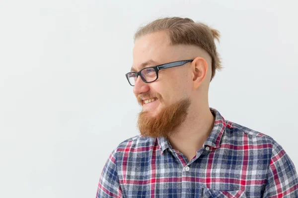 Positieve emoties en mensen concept-jonge bebaarde man in glazen glimlacht op witte achtergrond — Stockfoto