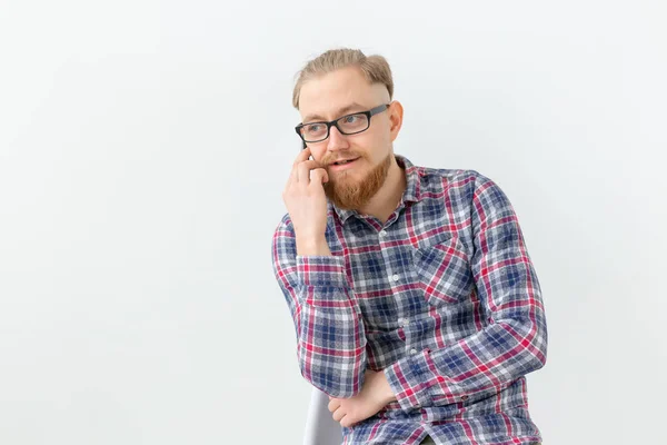 Barbudo hombre guapo hablando por teléfono sobre fondo blanco — Foto de Stock