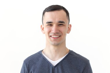 İfade ve jest kavramı - Gülümseyen Asyalı adamın yakın portresi