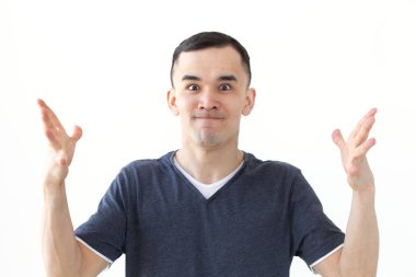 İnsanlar, jest ve moda kavramı - heyecanlı kızgın Asya adam beyaz üzerinde izole