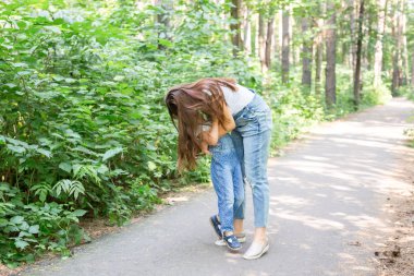 Aile ve doğa kavramı - küçük kız olan kadın var eğlenceli açık havada