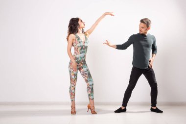 Sosyal dans konsepti - Aktif mutlu yetişkinler birlikte kopya alanı ile beyaz arka plan üzerinde bachata dans