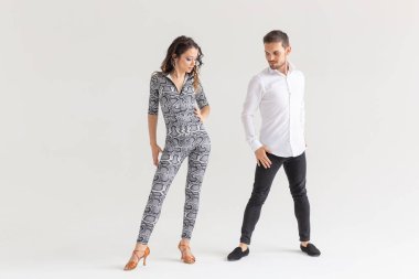 Kopya alanı ile beyaz arka planda salsa, Kizomba ve Bachata dansçıları. Sosyal dans konsepti