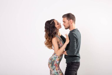 Sosyal dans konsepti - Aktif mutlu yetişkinler birlikte kopya alanı ile beyaz arka plan üzerinde bachata dans