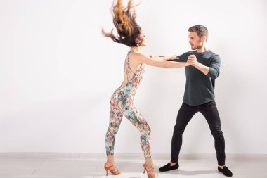 Kopya alanı ile beyaz arka planda performans ustaca dansçılar. Şehvetli çift sanatsal ve duygusal çağdaş dans performans