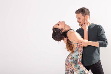 Sosyal dans, Bachata, Kizomba, Tango, salsa, insanlar kavramı-kopya alanı ile beyaz arka plan üzerinde dans genç çift