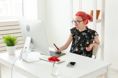 Grafik tasarımcı, insan kavramı - Ofiste çalışan grafik tablet ile genç tasarımcı kadın hipster