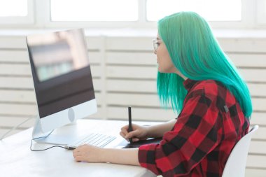 Illustrator, yaratıcı, web tasarım konsepti - Iş yerinde kırmızı saçlı kadın grafik tasarımcı, yan görünüm