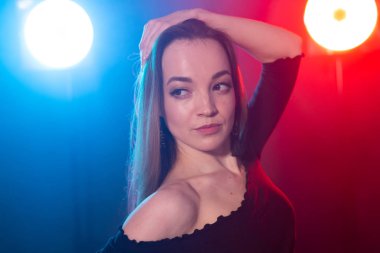 Dans, zarafet ve zerafet kavramı - genç kadın dans bachata bayan tarzı karanlıkta, ışıklar ve duman