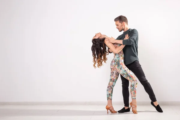 Danza sociale, bachata, kizomba, tango, salsa, concetto di persone - Giovane coppia che balla su sfondo bianco con spazio per copiare — Foto Stock