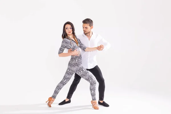 Dançarinos habilidosos se apresentando no fundo branco com espaço de cópia. Casal sensual realizando uma dança contemporânea artística e emocional — Fotografia de Stock