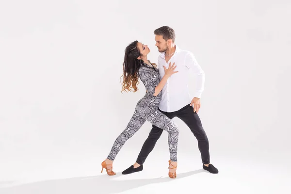 Conceito de dança social - adultos felizes ativos dançando bachata ou salsa juntos sobre fundo branco com espaço de cópia — Fotografia de Stock