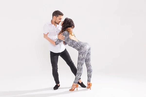 Baile social, kizomba, tango, salsa, concepto de personas - hermosa pareja bailando bachata sobre fondo blanco con espacio para copiar — Foto de Stock