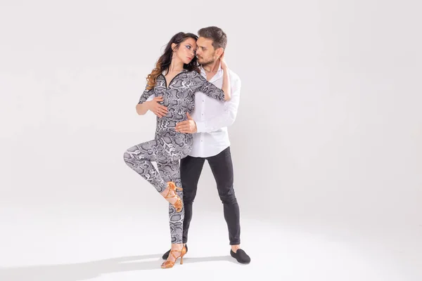 Dançarinos habilidosos se apresentando no fundo branco com espaço de cópia. Casal sensual realizando uma dança contemporânea artística e emocional — Fotografia de Stock