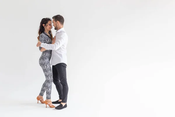 Danza sociale, bachata, kizomba, tango, salsa, concetto di persone - Giovane coppia che balla su sfondo bianco con spazio per copiare — Foto Stock