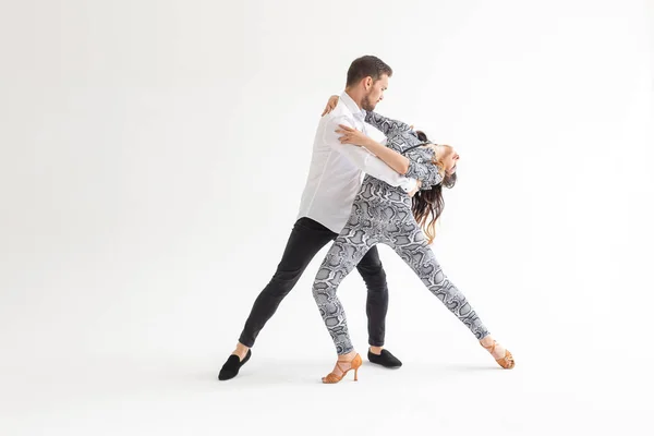 Conceito de dança social - Ativo adultos felizes bachata dançando juntos sobre fundo branco com espaço de cópia — Fotografia de Stock