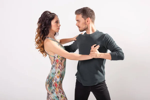 Dança social, kizomba, tango, salsa, conceito de pessoas - belo casal bachata dançante em fundo branco com espaço de cópia — Fotografia de Stock