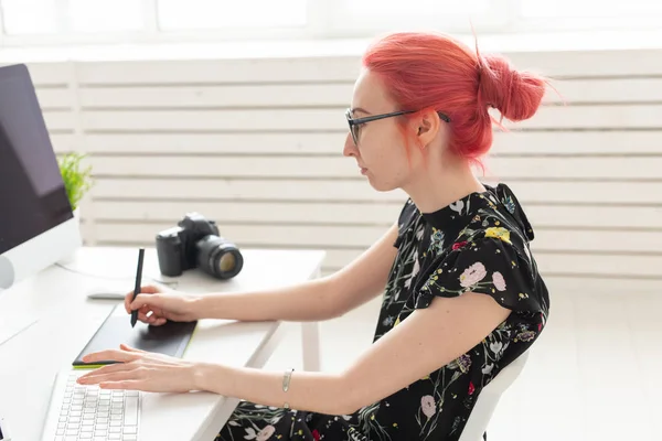 Illustratorin, Grafikdesignerin, Animatorin und Künstlerin Konzept - Schöpferin Frau mit schönen roten Haaren und Brille Zeichnung in Laptop — Stockfoto