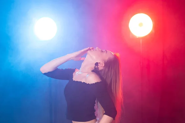 La danza y el concepto de la gente - joven sexy mujer bailando en la oscuridad y disfrutando de ella —  Fotos de Stock