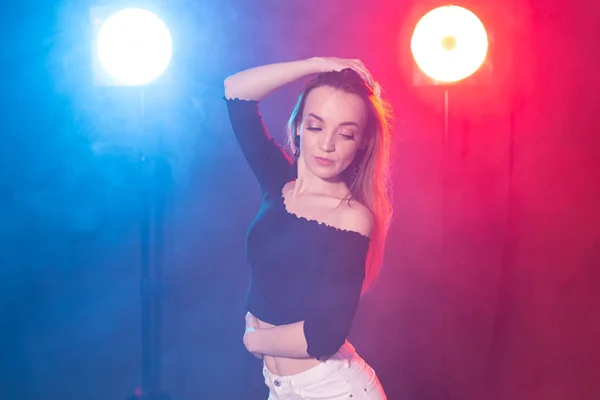 Dans, genade en elegantie concept-jonge vrouw dansen Bachata Lady stijl in het donker, lichten en rook — Stockfoto