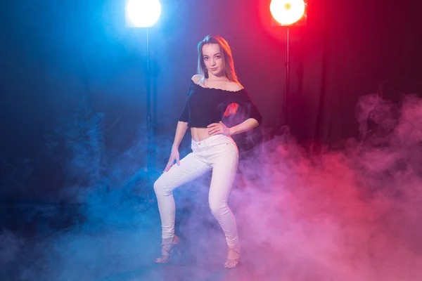 Fiatal nő táncol a sötétben, érzelmek és élvezet — Stock Fotó