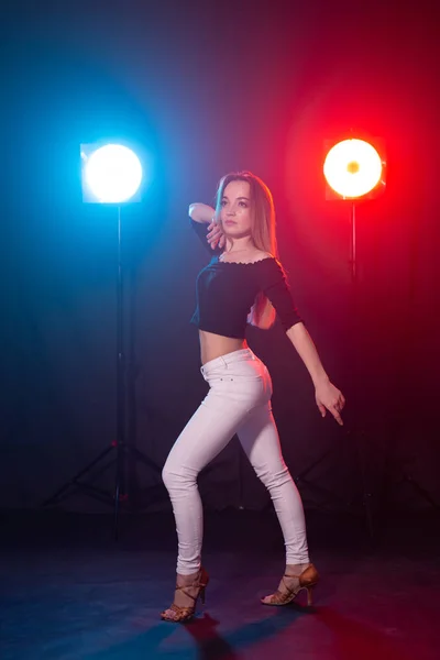 Taniec i ludzie koncepcja-młoda seksowna Kobieta tańczy w ciemności i ciesząc się nim — Zdjęcie stockowe