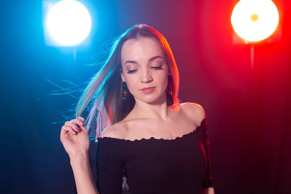 Ritratto di giovane donna sexy con lampi sullo sfondo — Foto Stock