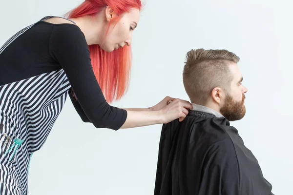 Coiffeur, styliste et coiffeur concept - femme coiffeur coupe un homme — Photo