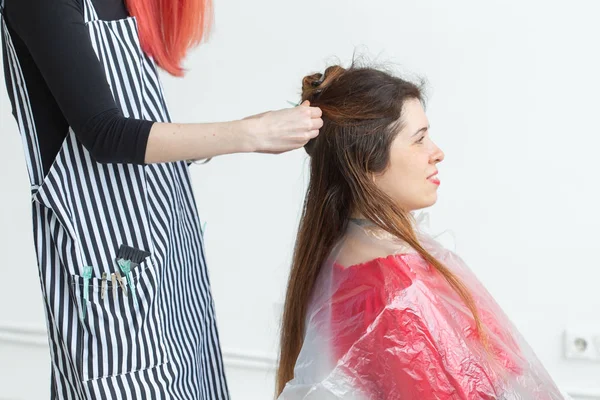 Estilista de cabelo, conceito de beleza e pessoas - cabeleireiro feminino colorir jovem mulher . — Fotografia de Stock