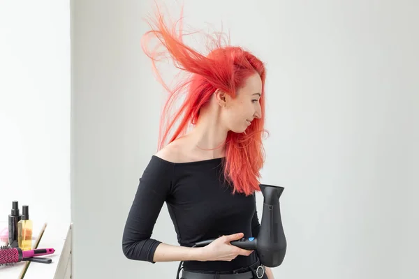Friseur, Schönheitssalon und People-Konzept - junge Friseurin mit Föhn auf weißem Hintergrund — Stockfoto
