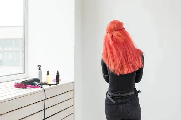 Стильная девушка с блестящими рыжими прямыми длинными волосами. Уход и средства для волос . — стоковое фото