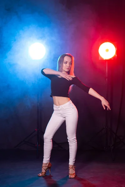 Dance en People concept-jonge sexy vrouw dansen in het donker en genieten — Stockfoto